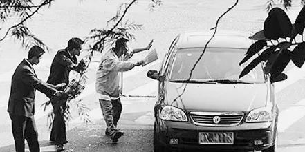 但事實(shí)上，這種客戶導(dǎo)流是不是一家獨(dú)大的二手房企業(yè)引入，并不確定，但對于開發(fā)商來說現(xiàn)在已經(jīng)形成了一筆3%以上的凈利潤支出。對于很多開發(fā)商來說，現(xiàn)在在北京渠道已經(jīng)讓人又愛又恨。