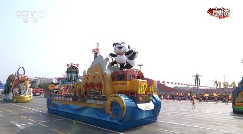 在游行中，“逐夢(mèng)興川”四川彩車車身長(zhǎng)15米，寬6米，高度足足有3層樓高，9.16米左右。