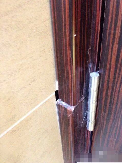 有些開(kāi)發(fā)商在采購(gòu)過(guò)程中貪便宜，選用不合規(guī)格的門窗。所以，門窗開(kāi)合是否順暢，鎖閉是否方便，配套鑰匙是否完整，門把手是否牢固，以及防盜窗、紗窗是否齊全，都是我們要注意問(wèn)題。