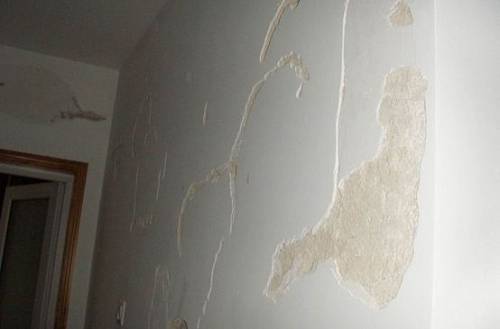 所以，我們看到的房屋空鼓，更多是出現(xiàn)在墻面和地面上。墻面出現(xiàn)空鼓極不美觀，墻灰掉落；地面出現(xiàn)空鼓現(xiàn)象，地磚會(huì)脫落。 在驗(yàn)收房屋時(shí)，你最好帶一把小錘，各處敲一敲，檢查墻面、地面是否有開(kāi)裂或空鼓現(xiàn)象。