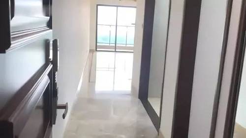 不喜歡又能怎么樣呢？現(xiàn)在最普遍的做法，就是填充家具改造風(fēng)格的軟裝修。 實(shí)用性差有的設(shè)計(jì)，叫錦上添花；有的設(shè)計(jì)，就叫畫(huà)蛇添足了。 之前在看案例的時(shí)候，站長(zhǎng)曾看到在廣州精裝房里裝地暖的。說(shuō)實(shí)在的，廣州的冬天雖然濕冷，但還不至于要靠地暖過(guò)冬。開(kāi)發(fā)商這種做法，一方面是不看具體地區(qū)，直接套用其他城市的模板；另一方面，就是通過(guò)“多”裝修增加精裝修的成本，變相提高房?jī)r(jià)。